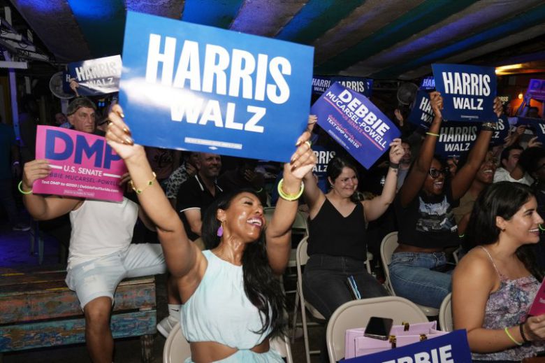 카멀라 해리스 미국 부통령과 도널드 트럼프 전 대통령의 첫 TV토론이 열린 10일(현지시간) 미국 전역에서 민주당과 공화당 지지자들이 TV토론 시청 파티를 열어 대선후보들을 응원했다. 민주당 지지자들이 플로리다 마이애미에서 열린 파티에서 환호하고 있다. APAFP연합뉴스                                       한 공화당 지지자가 웨스트팜비치에서 열린 파티에서 트럼프 전 대통령 초상화가 그려진 람보 등신대 옆에서 포즈를 취하고 있다. APAFP연합뉴스