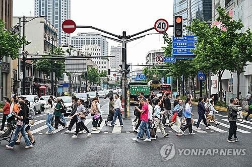 중국 상하이 거리를 시민들이 지나가고 있다. 계절이 바뀌면서 중국에서는 다시 계절성 호흡기 질환에 대한 경계가 높아지고 있다. AFP 연합뉴스