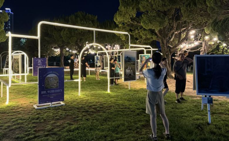 부산시민공원 향기의 숲 일대에서 매일 자정까지 열리고 있는 ‘시민공원 심야미술관’ 현장. 부산시설공단 제공
