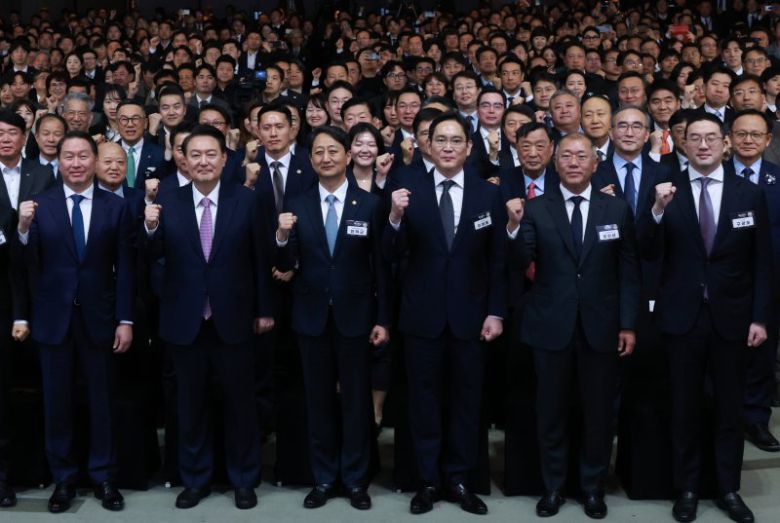 윤석열 대통령이 지난 3월 서울 영등포구 63컨벤션센터에서 열린 제51회 상공의 날 기념식에서 참석자들과 기념촬영하고 있다. 앞줄 오른쪽부터 구광모 LG그룹 회장, 정의선 현대차그룹 회장, 이재용 삼성전자 회장, 안덕근 산업통상자원부 장관, 윤 대통령, 최태원 대한상공회의소 회장. 대통령실통신사진기자단