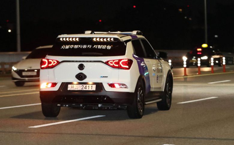 26일 새벽 서울 강남구 대치동 쌍용종합상가 앞에 기자가 부른 자율주행 택시 '서울자율차'가 도착해 운행을 시작하고 있다.사진= 주원규 기자                                       주행상황이 표시되고 있는 자율주행택시 내부 모니터. 사진= 주원규 기자