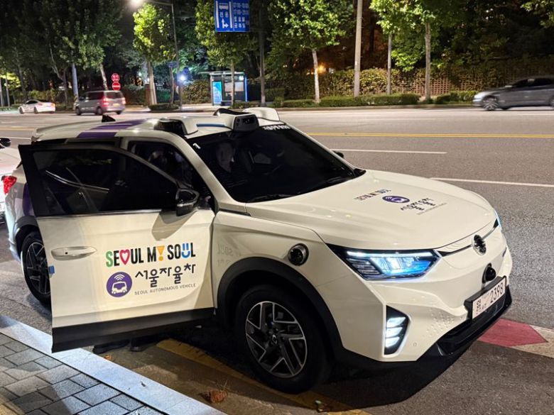 25일 밤 12시 서울 강남구 대치동 쌍용종합상가 앞에 자율주행 택시 '서울자율차'가 도착했다. /사진= 주원규 기자