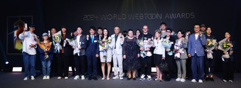 26일 오후 서울 성동구 에스팩토리에서 열린 제1회 월드 웹툰 어워즈에서 수상자 및 내빈들이 기념촬영을 하고 있다. 연합뉴스
