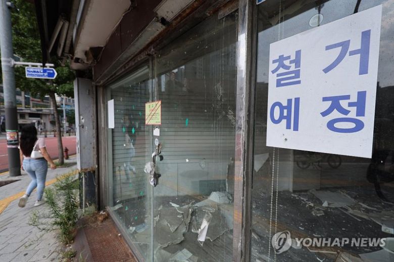 경기 불황에 자영업자 폐업 늘어나 (서울=연합뉴스) 임화영 기자 = 코로나19 이후 내수 부진으로 불황이 길어지면서 폐업하는 자영업자가 늘고 있다. 올해 서울에서 폐업한 외식업종 점포 개수는 코로나19 유행 시기보다 많은 것으로 나타났다. 1일 서울시 상권 분석 서비스에 따르면 올해 2분기 폐업 점포는 6천290개로 지난 1분기(5천922개)보다 늘었다. 이는 코로나19로 외식업종이 타격을 받은 2020년 1분기(6천258개)보다 많다. 전국에서 폐업한 자영업자 수는 작년에 역대 최다를 기록했다. 사진은 1일 서울 서대문구 인근 폐업한 상점. 2024.9.1 hwayoung7@yna.co.kr (끝)