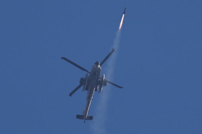 이스라엘 군의 아파치 헬리콥터가 4일(현지시간) 이스라엘 북부 어퍼갈릴리에서 레바논 남부를 향해 미사일을 발사하고 있다. 이스라엘이 이란 석유 시설 공습을 준비 중인 것으로 알려진 가운데 사우디아라비아 등이 즉각 산유량을 확대할 수 있어 석유 시장 충격은 우려했던 것만큼 크지 않을 것이라는 낙관이 힘을 받고 있다. EPA 연합