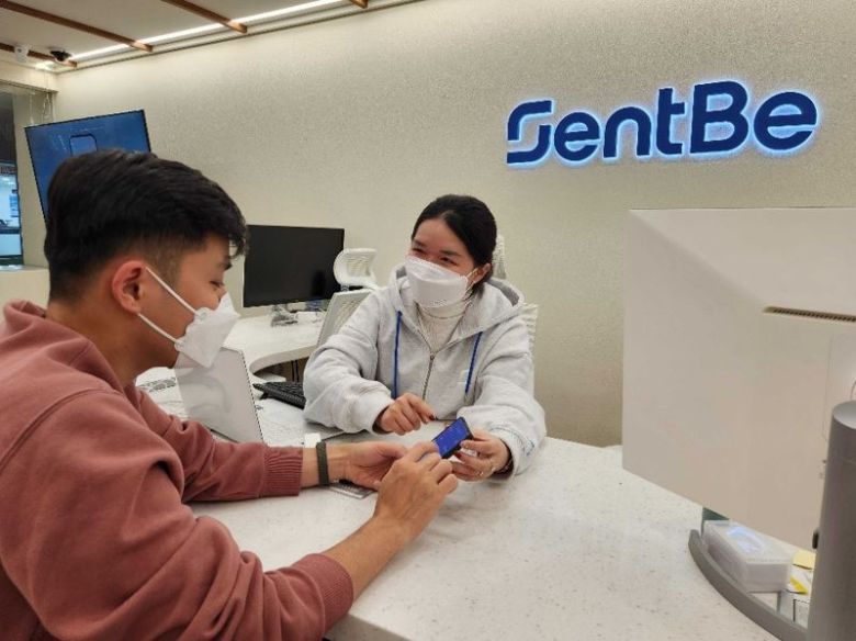 고객이 센트비 김해 CS센터에서 모국으로의 해외 송금을 위해 상담 받고 있다. 사진=센트비 제공                                     에어부산 사옥에서 진행되는 ‘일일 승무원 체험교실’에서는 승무원 인사 예절, 기내 서비스, 구명복 및 안전벨트 착용법 교육 등 이색적인 직업 체험 기회를 제공해 자녀들에게 큰 인기를 얻고 있다. 사진=에어부산 제공