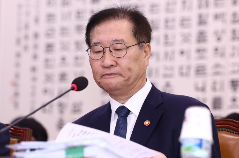 박성재 법무부 장관이 8일 오전 서울 여의도 국회 법제사법위원회에서 열린 법무부, 대한법률구조공단, 한국법무보호복지공단, 정부법무공단에 대한 국정감사에 출석해 의원 질의를 듣고 있다. /사진=뉴스1