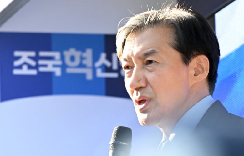 10·16 전남 영광군수 재선거 사전투표를 하루 앞둔 10일 오후 영광군 터미널 인근에서 조국혁신당 조국 대표가 장현 영광군수 후보의 지지를 호소하고 있다. 뉴시스화상