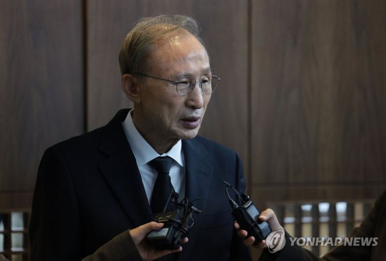 이상득 전 국회부의장 조문 마친 이명박 전 대통령 (서울=연합뉴스) 김인철 기자 = 이명박 전 대통령이 23일 오후 서울 송파구 서울아산병원에 마련된 친형 이상득 전 국회부의장의 빈소를 조문한 뒤 나와 취재진과 인터뷰를 하고 있다. 2024.10.23 yatoya@yna.co.kr (끝)