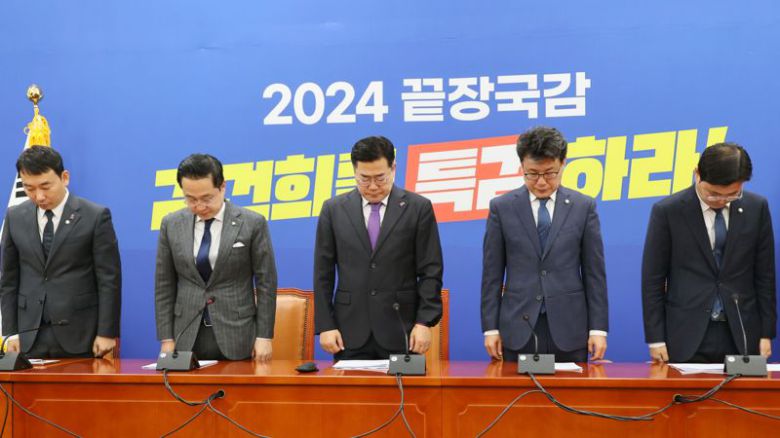 더불어민주당 박찬대 원내대표가 29일 국회에서 열린 원내대책회의에 앞서 이태원 참사 2주기를 맞이해 묵념을 하고 있다. 사진=서동일 기자