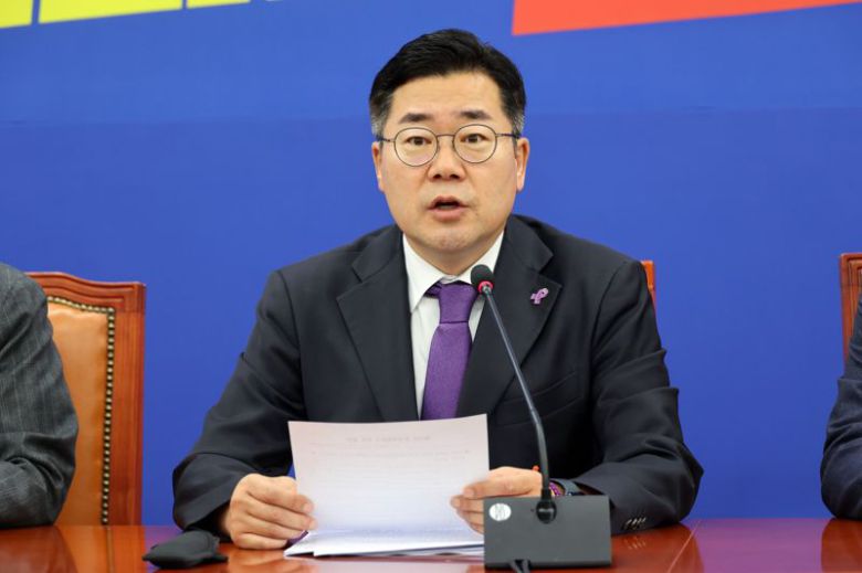 더불어민주당 박찬대 원내대표가 29일 국회에서 열린 원내대책회의를 주재하고 있다. 사진=서동일 기자