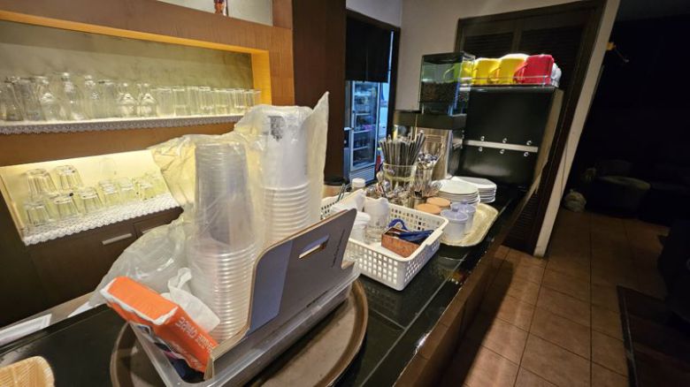 30일 서울 서초구 한 카페 매대에 일회용 컵이 쌓여 있다. /사진=노유정 기자