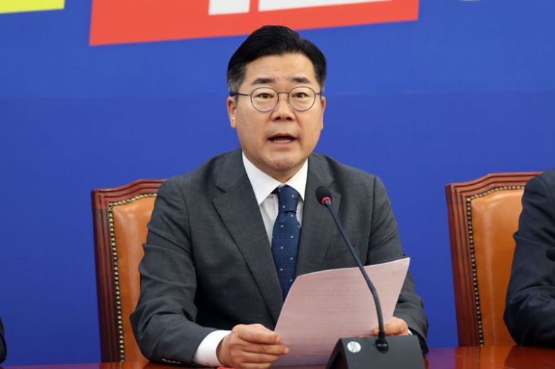 더불어민주당 박찬대 원내대표가 31일 서울 여의도 국회에서 열린 긴급 기자회견에서 발언하고 있다. 사진=서동일 기자