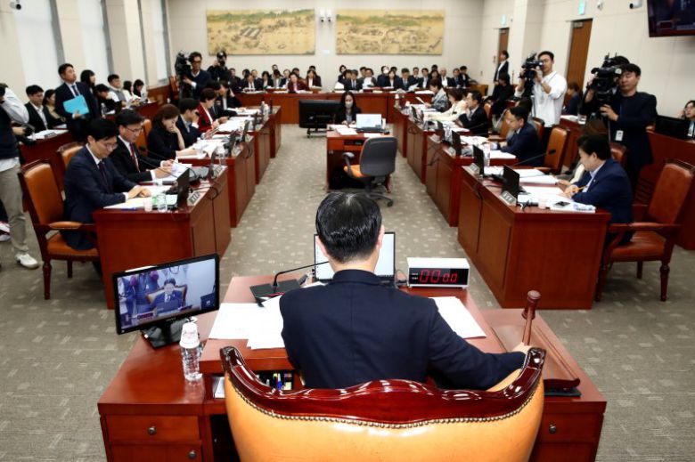 김영호 국회 교육위원장이 5일 오후 서울 여의도 국회에서 열린 교육위원회 전체회의에서 의사봉을 두드리고 있다. 2024.11.5/뉴스1 ⓒ News1 이광호 기자 /사진=뉴스1