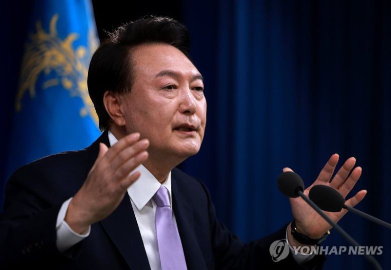 윤석열 대통령이 7일 오전 서울 용산 대통령실 청사 브리핑실에서 열린 '대국민담화 및 기자회견'에서 취재진의 질문에 답하고 있다. 연합뉴스