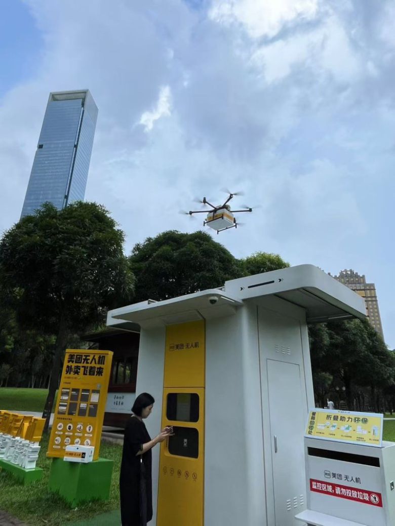 지난 9일 선전 중심가 중신공원(센트럴파크)안에 메이퇀이 설치한 드론 배달 설비 쪽으로 한 이용자가 다가서서 핸드폰 드론 배달앱을 통해 기기를 작동시키고 있다. 드론이 무인 배달시설 지붕 위에 살포시 내려 앉고 있다.                                    메이퇀의 직원들이 배송을 마치고 도착하는 배달 드론을 정리하고 있다.                                    메이퇀의 한 직원이 배송을 마치고 도착하는 배달 드론을 바라보고 있다. 사진=이석우 기자