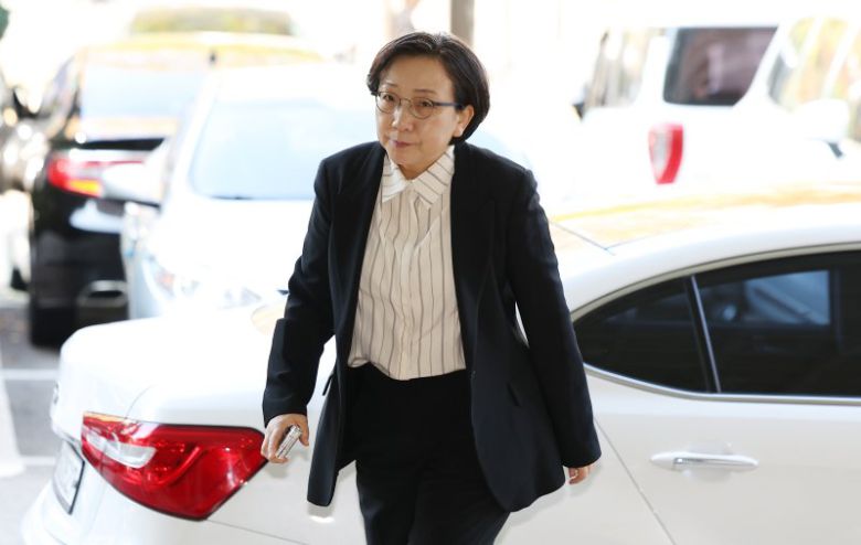 최재원 용산보건소장이 13일 오전 서울 마포구 서울서부지방법원에서 열린 이태원 참사 허위 보고 관련 공판에 출석하고 있다. 사진=연합 지면화상