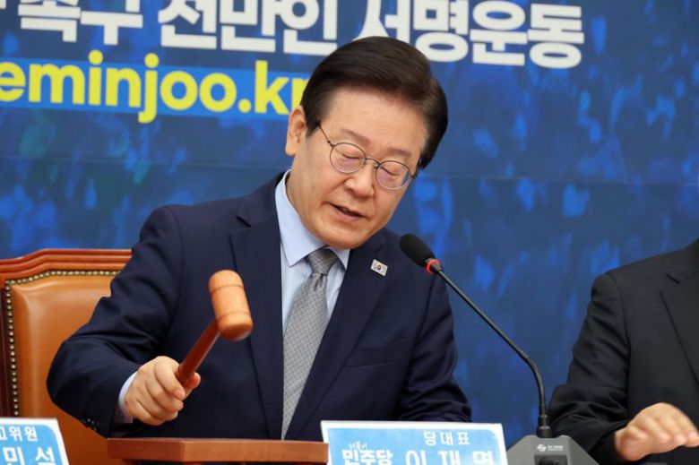 더불어민주당 이재명 대표가 13일 국회에서 열린 최고위원회의를 주재하고 있다. 사진=서동일 기자