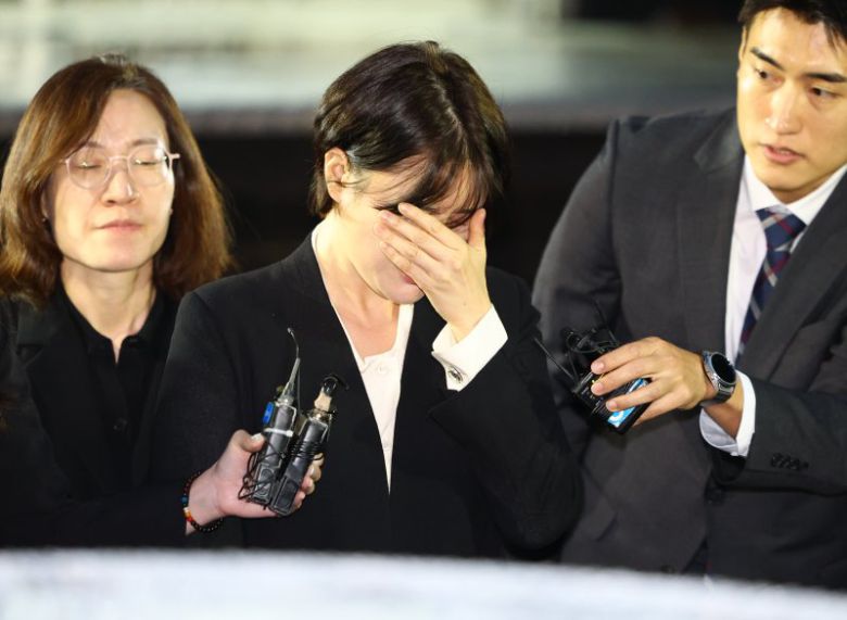 음주운전 혐의로 입건된 문재인 전 대통령의 딸 문다혜 씨가 지난달 18일 서울 용산경찰서에서 열린 조사를 마치고 건물을 나서고 있다. 사진=뉴시스