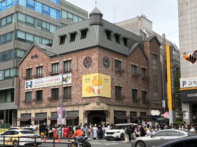 사진은 2024년 5월25일 오후 2시께 부띠끄점 앞에 줄이 길게 늘어선 모습. 뉴시스