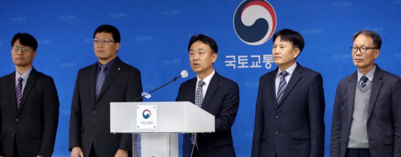 이상주 국토교통부 국토도시실장(가운데)이 27일 세종시 정부세종청사 국토교통부 브리핑실에서 1기 신도시(분당·일산·평촌·중동·산본) 선도지구 지정 내용을 발표하고 있다. 뉴스1