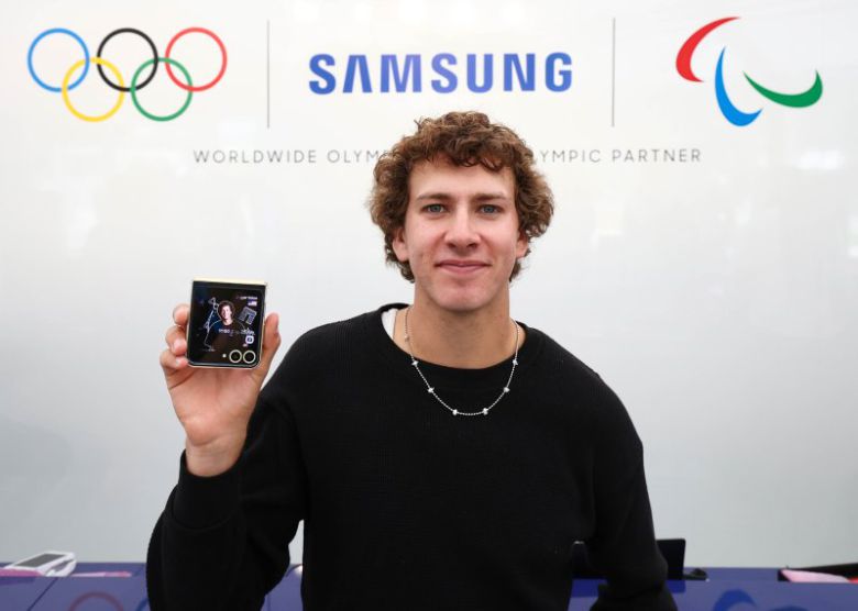 (서울=뉴스1) = 팀 삼성 갤럭시 멤버인 미국 스케이트보드 국가대표 재거 이튼이 지난달 25일(현지시간) 프랑스 파리에 위치한 '2024 파리 올림픽·패럴림픽' 선수촌 내 삼성 올림픽 체험관에서 '갤럭시 Z 플립6 올림픽 에디션'을 들고 포즈를 취하고 있다. (삼성전자 제공) 2024.8.6/뉴스1 /사진=뉴스1화상