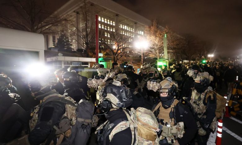 윤석열 대통령의 비상계엄 해제 요구 결의안이 국회 본회의에서 통과된 4일 새벽 무장 계엄군이 국회를 나서고 있다. 뉴스1