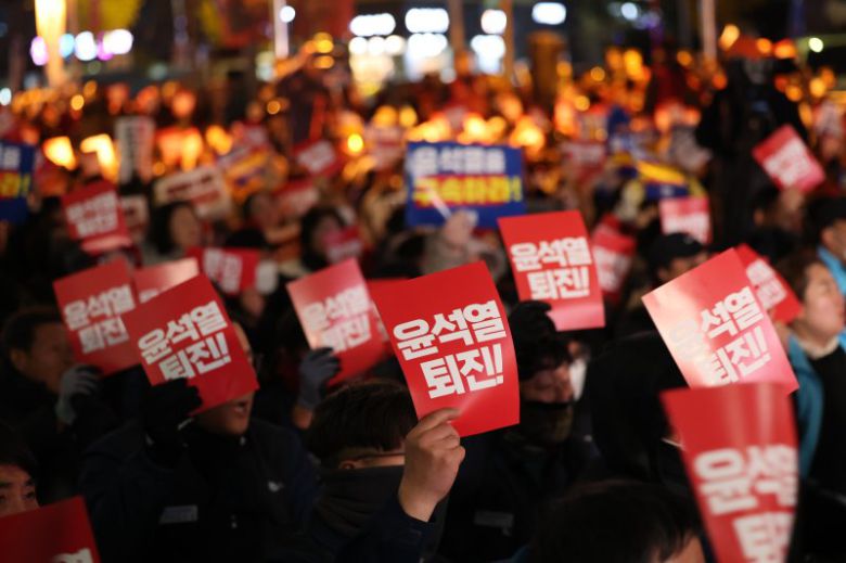 울산대 교수 85명이 5일 시국선언을 통해 윤석열 대통령의 하야를 촉구했다. 사진은 4일 오후 울산 남구 삼산동 롯데백화점 울산점 광장에서 비상계엄령 선포와 관련해 정권 퇴진을 요구하는 집회가 열리고 있다.