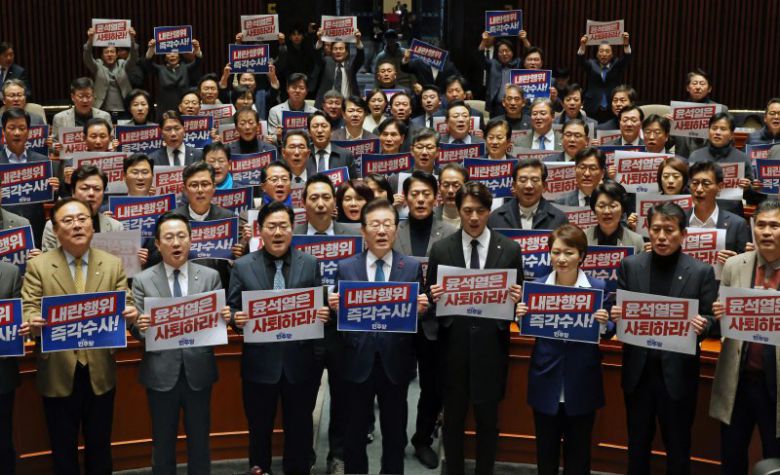 이재명 더불어민주당 대표와 박찬대 원내대표 등 의원들이 5일 오전 서울 여의도 국회에서 열린 의원총회에서 윤석열 대통령 사퇴 촉구 피케팅을 하고 있다. 뉴시스