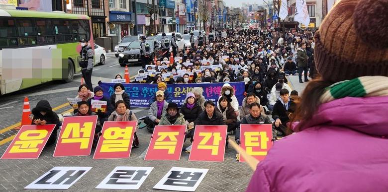 7일 전북 전주시 객사 앞 충경로에서 '윤석열 탄핵' 집회가 열렸다. 사진=강인 기자