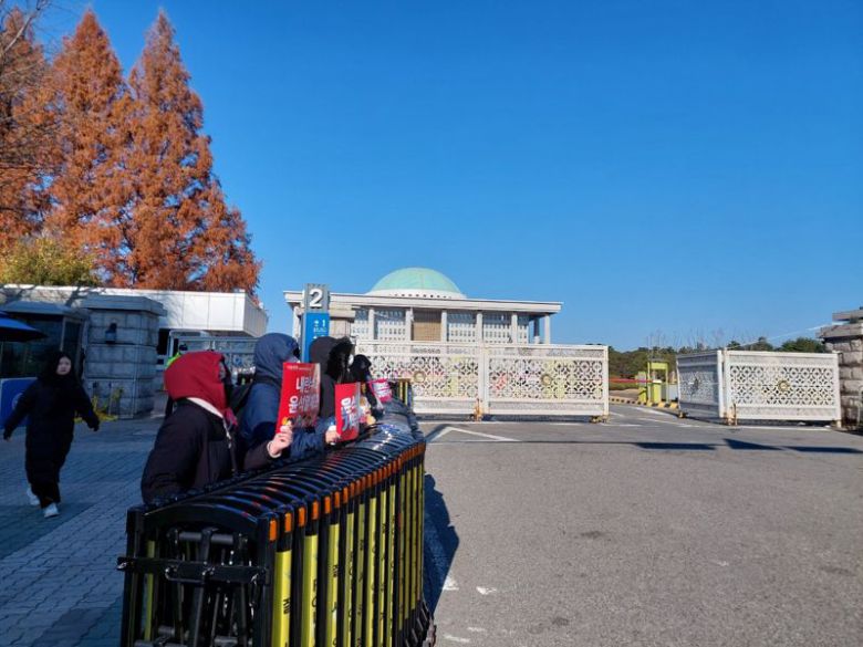 8일 오전 국회 앞에서 윤석열 대통령 퇴진을 외치고 있는 시민들. 사진=정경수 기자