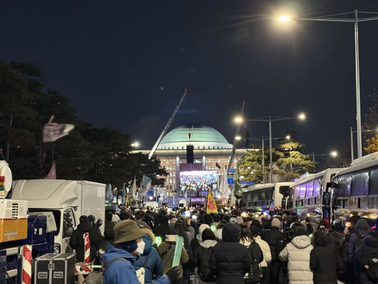 "윤석열을 탄핵하라" 시민들은 구호를 외치며 국회 방향으로 이동했다. 사진=최기원 PD