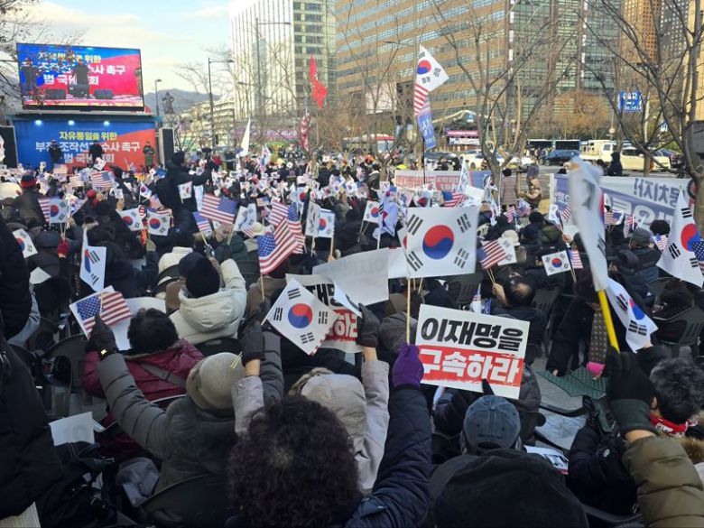 9일 서울 광화문 동화면세점 앞에서 자유통일당 등 보수단체가 윤석열 대통령 탄핵 반대 집회를 열었다. /사진=서지윤 기자