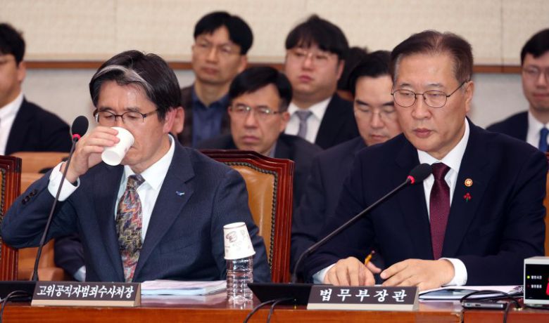 오동운 고위공직자범죄수사처장이 9일 오후 서울 여의도 국회에서 열린 법제사법위원회 전체회의에서 물을 마시고 있다. 오른쪽은 박성재 법무부 장관. /사진=뉴시스