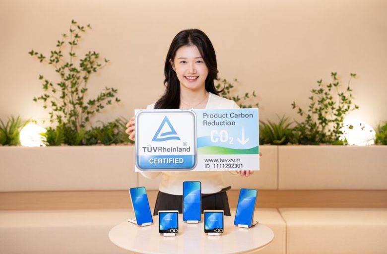 삼성디스플레이 직원이 탄소 배출 저감 인증을 로고를 들고 기념 촬영을 하고 있는 모습. 삼성디스플레이 제공