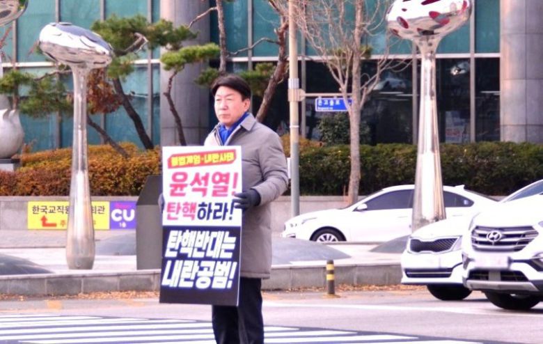 우범기 전북 전주시장이 13일 오전 서신동 롯데백화점 앞에서 윤석열 대통령 탄핵소추안 가결을 촉구하는 1인 시위를 벌였다.