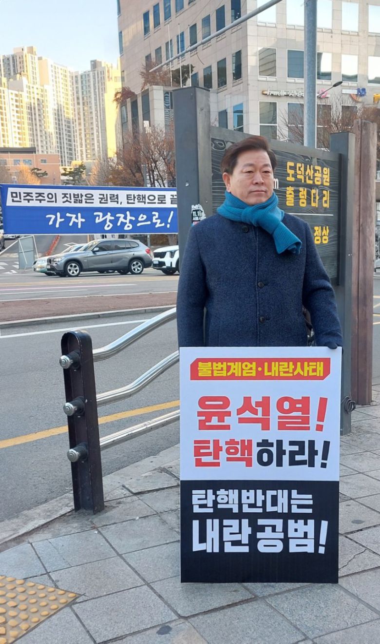 박승원 광명시장이 12일 광명 철산역 2번 출구 앞에서 1인 시위를 하고 있다.독자 제공