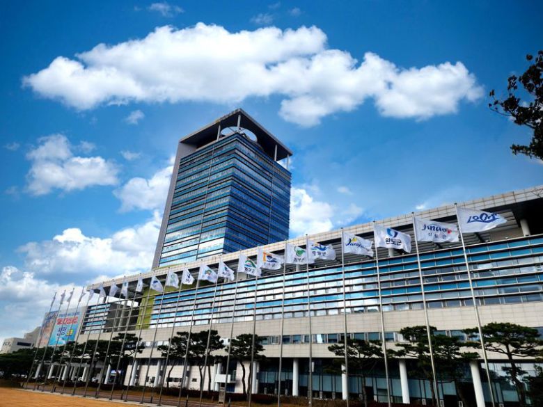 전남도는 김영록 지사와 22개 모든 시장·군수가 14일 윤석열 대통령의 즉각 탄핵을 촉구하는 공동 성명을 발표하고, 국민주권을 회복하고 정의를 바로 세우는 데 함께 나설 것을 다짐했다고 밝혔다. 사진은 22개 시·군기가 걸려있는 전남도청 모습. 전남도 제공