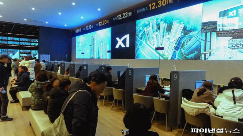 충남 아산시 '아산탕정자이 퍼스트시티' 견본주택을 찾은 방문객들이 상담을 받고 있다. GS건설 제공