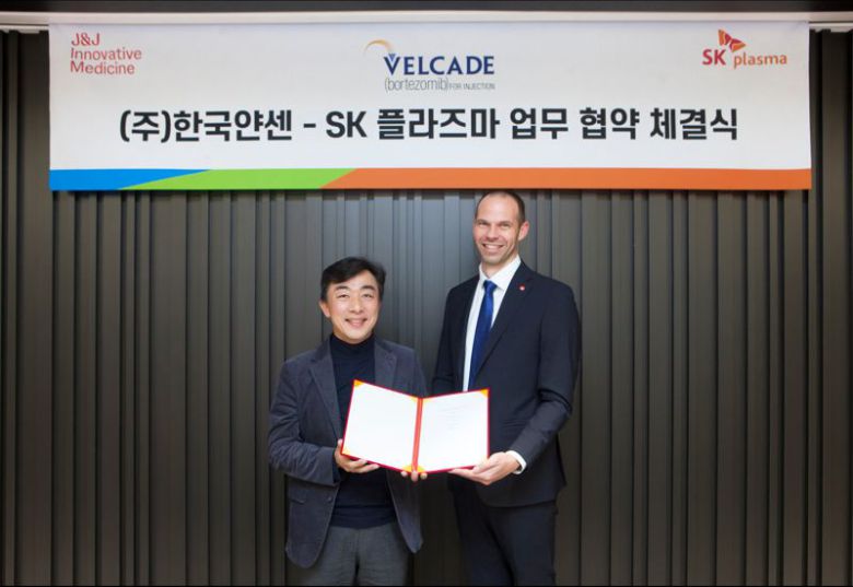 SK플라즈마가 한국얀센과 다발성골수종 및 외투세포림프종 치료제인 ‘벨케이드주’의 국내 독점 판매 계약 체결식을 가진뒤 김승주 SK플라즈마 대표이사(왼쪽)와 크리스찬 로드세스 한국얀센 대표이사가 기념사진 촬영을 하고 있다. SK플라즈마 제공