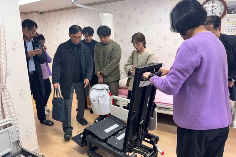 최근 부산 일선 요양기관에서 ‘탄소융복합소재부품 사업 실증 프로젝트’가 진행된 가운데 실증에 참여한 요양보호사들과 부산테크노파크, 개발기업 관계자들이 전동침대 개선점에 대해 논의하고 있다. 부산테크노파크 제공