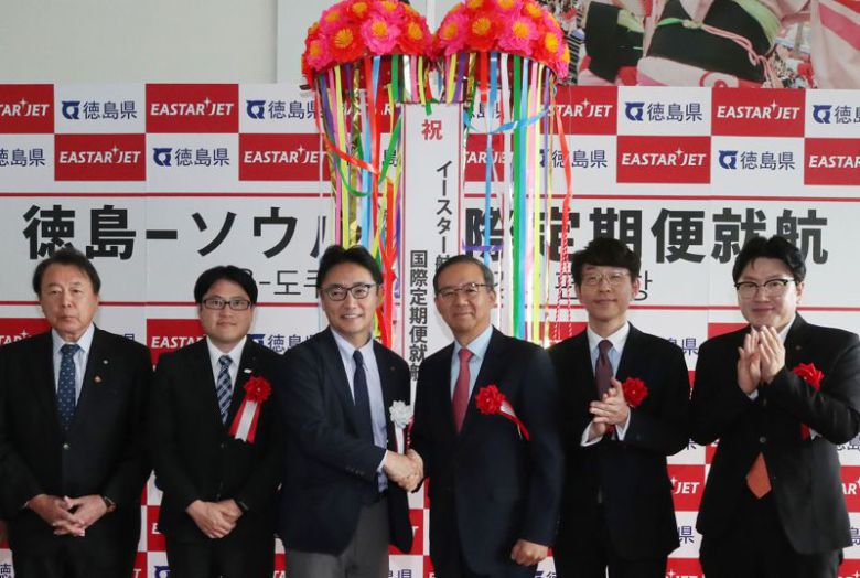 26일 오후 일본 도쿠시마공항에서 열린 ‘이스타항공의 도쿠시마 첫 취항’ 기념 행사에서 고토다 마사즈미 도쿠시마 현지사(왼쪽 세 번째부터)와 조중석 이스타항공 대표이사 등 내빈들이 박 터트리기 축하 세레머니를 한 뒤 기념촬영을 하고 있다.사진=공항사진기자단
