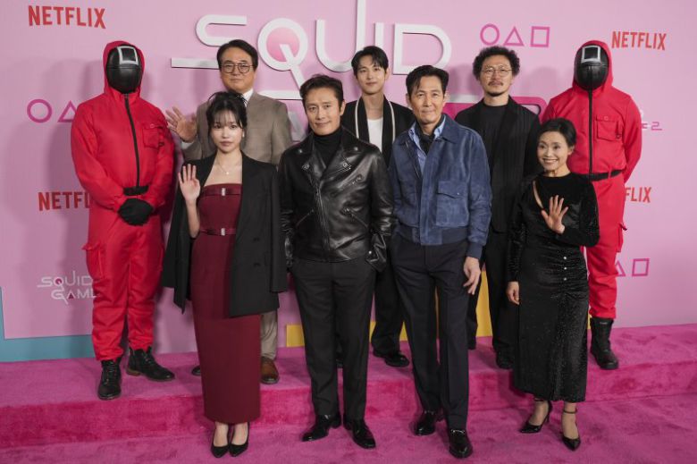 오징어 게임 시즌2 출연진이 12일(현지시각) 미 캘리포니아주 로스앤젤레스의 시티 칼리지에서 열린 '오징어 게임' 시즌 2 시사회장에 도착해 기념 촬영하고 있다. 뒷줄 왼쪽부터 시계방향으로 배우 이서환, 임시완, 양동근, 강애심, 이정재 이병헌, 조유리. 넷플릭스 제공