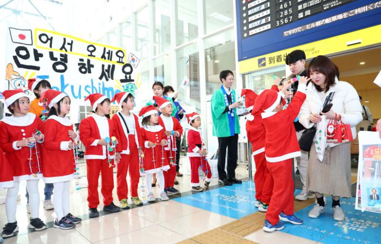 26일 일본 도쿠시마공항에서 열린 '이스타항공 도쿠시마 첫 취항' 기념 행사에서 한국 탑승객들이 도쿠시마 유치원생들로부터 목걸이를 선물받고 있다. 사진=공항사진기자단