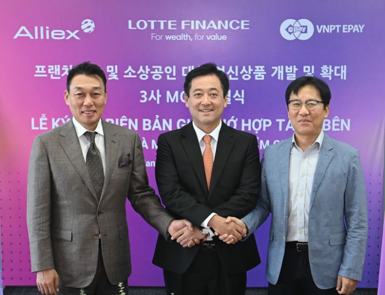 공성식 롯데카드 베트남법인장(가운데)과 박병건 알리엑스 대표이사(왼쪽), 김제희 VNPT EPAY 대표이사가 지난 25일 베트남 하노이에서 업무협약을 맺은 뒤 기념촬영을 하고 있다. 롯데카드 제공