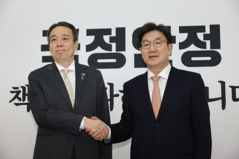 권성동 국민의힘 대표 권한대행 겸 원내대표가 26일 오전 국회에서 미즈시마 고이치 주한일본대사를 접견하고 있다. 연합뉴스