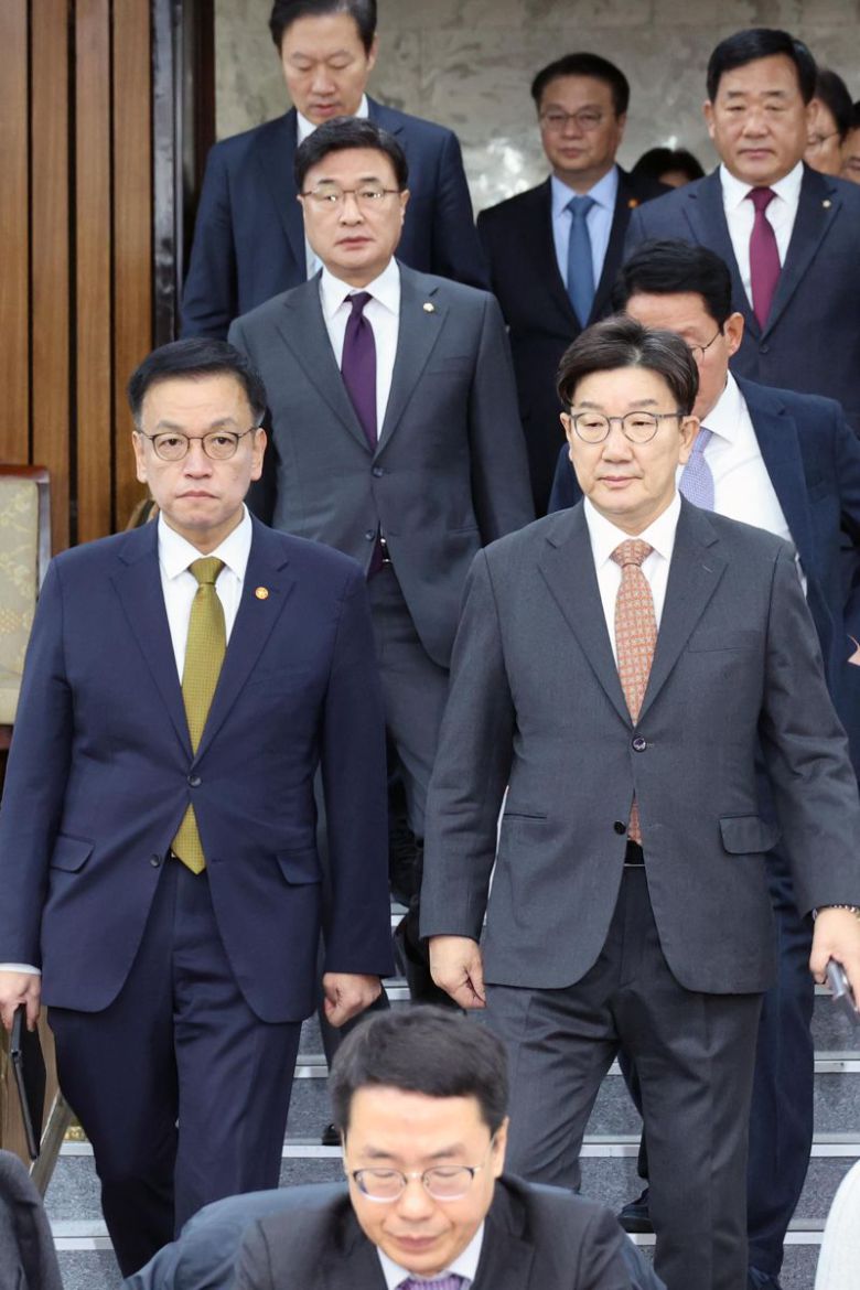 국민의힘 권성동 당 대표 권한대행 겸 원내대표, 최상목 경제부총리 겸 기획재정부 장관이 27일 오전 국회에서 열린 내수경기활성화 민당정협의회에 참석하고 있다. 사진=서동일 기자