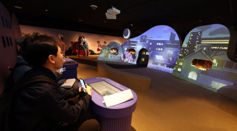 서울 종로구 국립민속박물관 어린이박물관에서 관람객들이 '총총! 별이 빛나는 밤' 전시를 살펴보고 있다. 연합뉴스