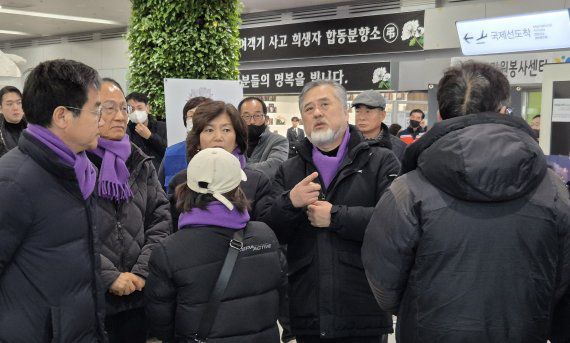 이태원 참사 유가족들이 제주항공 참사 엿새째인 3일 오후 전남 무안군 무안국제공항에서 제주항공 참사 희생자 조문을 준비하고 있다. /사진=최은솔 기자