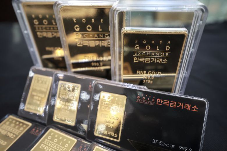 미 월스트리트 애널리스트들은 2025년에 금값이 더 오를 것으로 전망했다. 사진은 지난해 12월9일 서울 종로구 한국금거래소에 골드바가 놓여 있는 모습. 뉴시스 제공